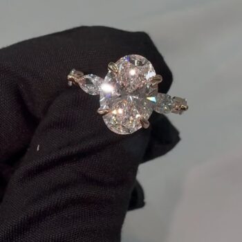 יהלום מרכזי בחיתוך אובל - 2.52ct
4 יהלומים בחיתוך מרקיזה -0.82 ct.
צבע -E
ניקיון -VS1
Rose gold
